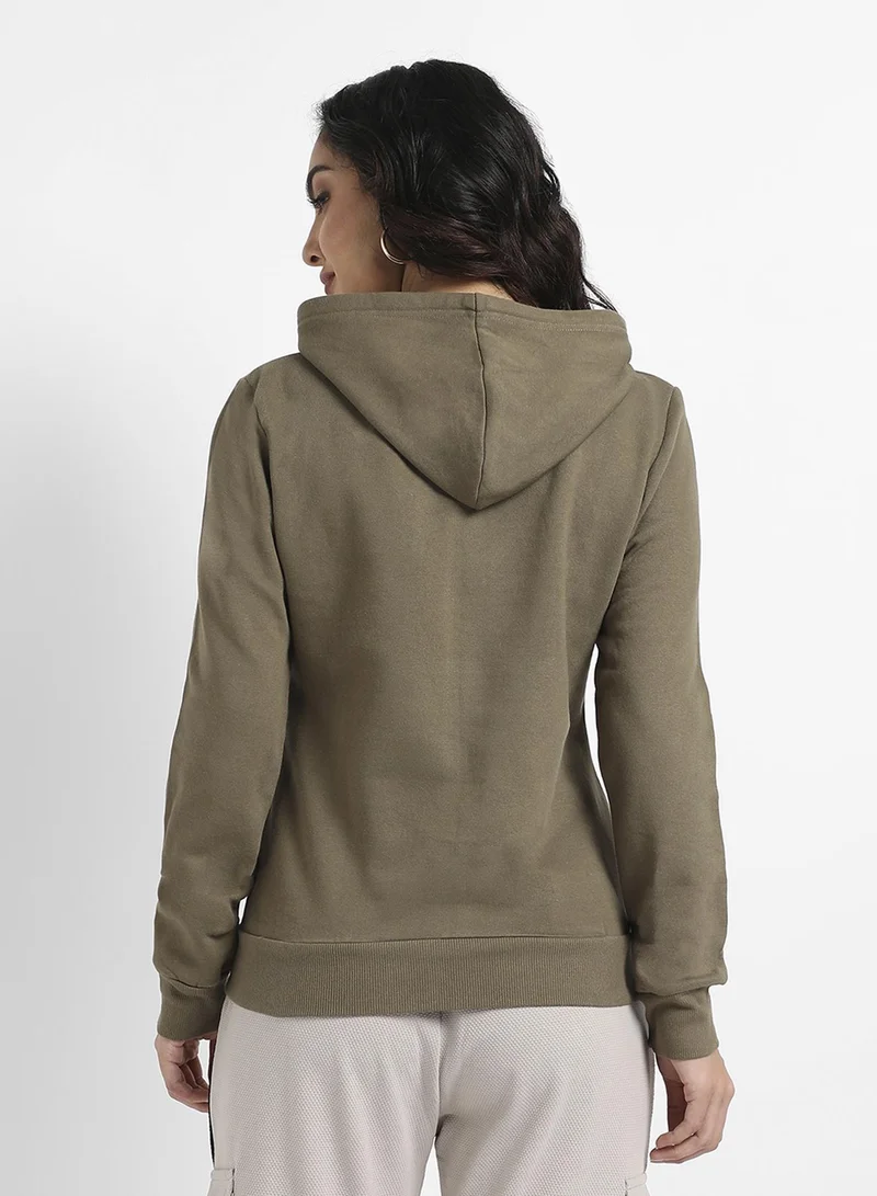 Campus Sutra Women's Olive Green Boss Babe Hoodie With Kangaroo Pockets | نساء | طوق بغطاء رأس | أكمام طويلة | مطبوع | كاجوال ويومي | سويتشيرت