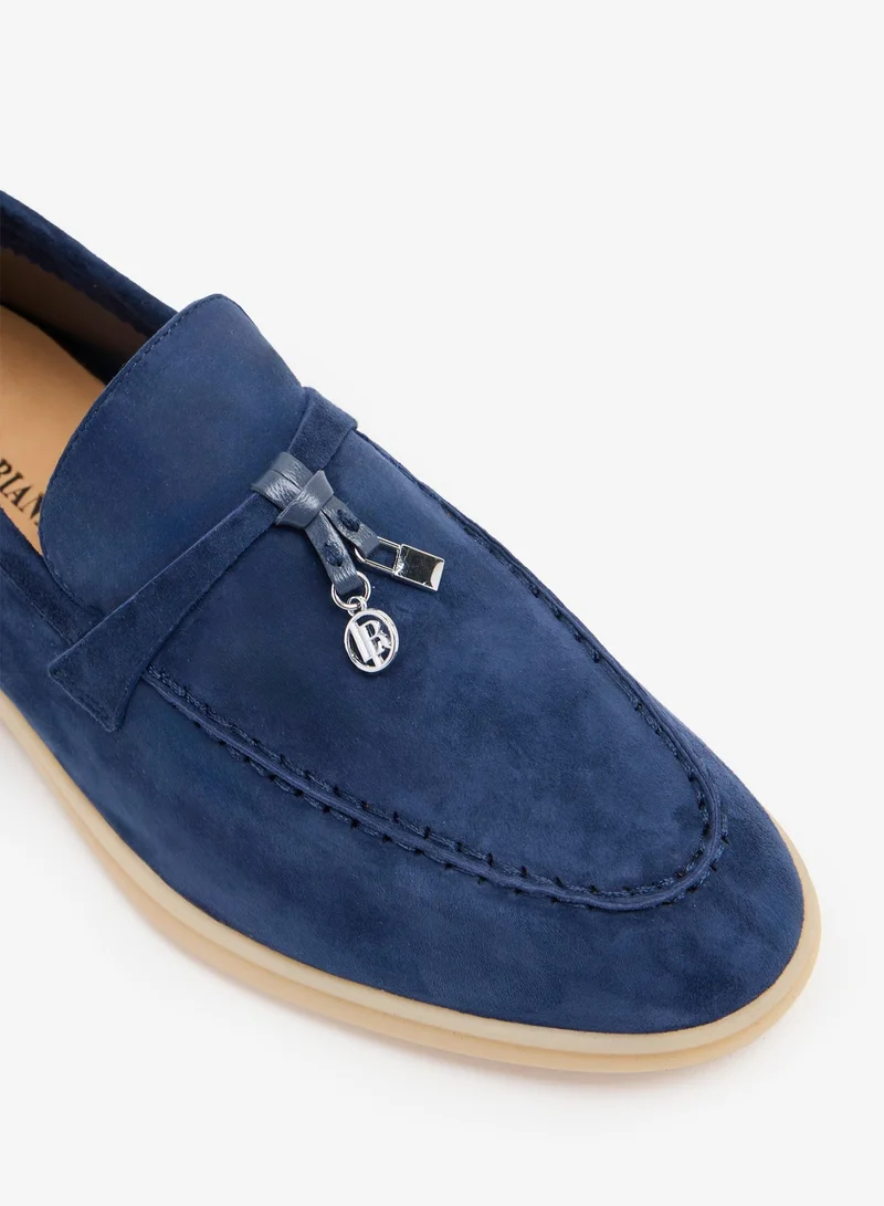 لوريان أديبة