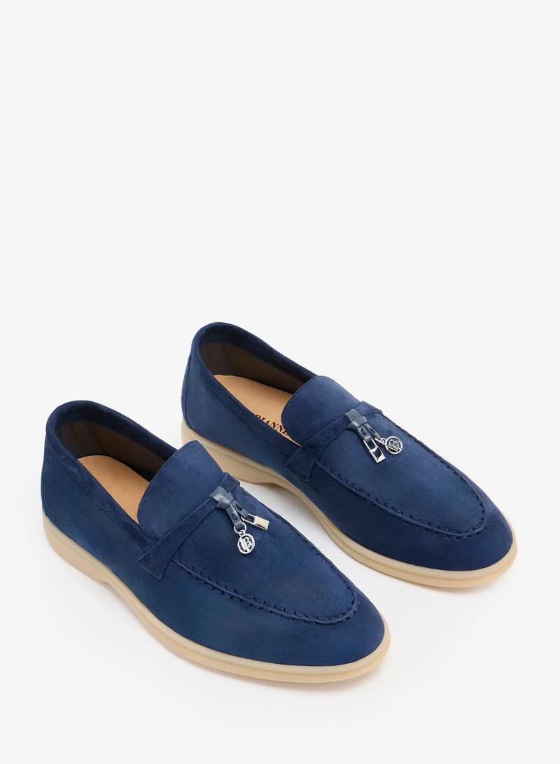 لوريان أديبة