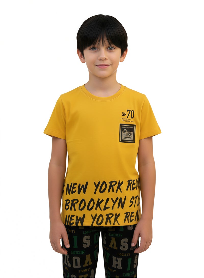 جوانا طقم بيجاما أولادي بطبعة نيويورك بروكلين، قميص نص كم وبنطال طويل، أصفر/أسود - Image 1