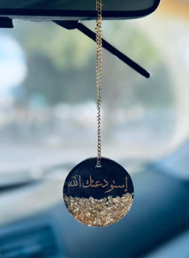 An elegant one-sided car pendant embroidered with gold leaf from luxurious resin - Image 1