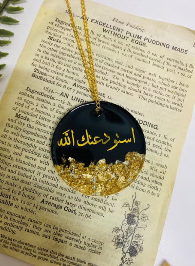 An elegant one-sided car pendant embroidered with gold leaf from luxurious resin - Image 2