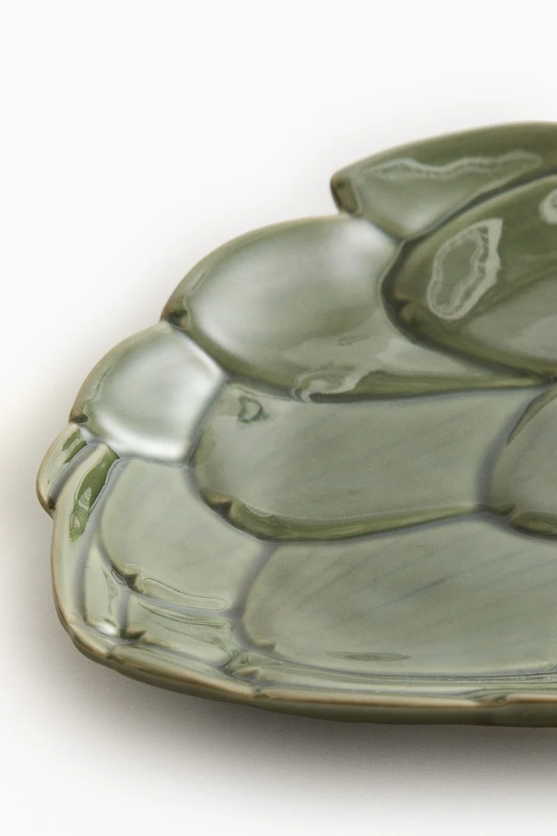 اتش اند ام صحن تقديم من الفخار بتصميم مجسم.