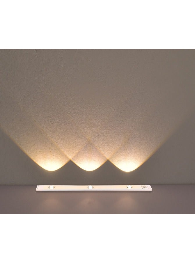 مصابيح LED تحت الخزانة من جارتو، اضاءة تحت الخزانة مع مستشعر حركة، شريط اضاءة مموج يعمل بالبطارية قابل لاعادة الشحن بمنفذ USB (15.75 انش في عبوة واحدة) - Image 1