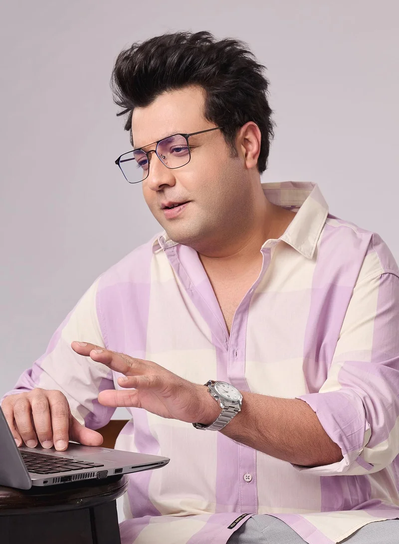 انستافاب بلس قميص كاروهات رجالي بلس سايز لافندر وديزي أبيض للملابس الكاجوال بياقة ممتدة وأكمام طويلة بأزرار