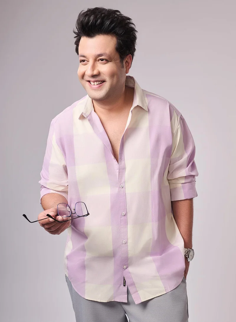 انستافاب بلس قميص كاروهات رجالي بلس سايز لافندر وديزي أبيض للملابس الكاجوال بياقة ممتدة وأكمام طويلة بأزرار