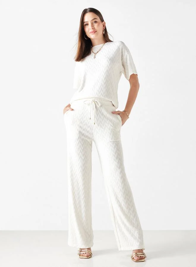 تواكستريمز تيشيرت بارز الملمس بياقة ضيقة وأكمام قصيرة من تو إكستريمز