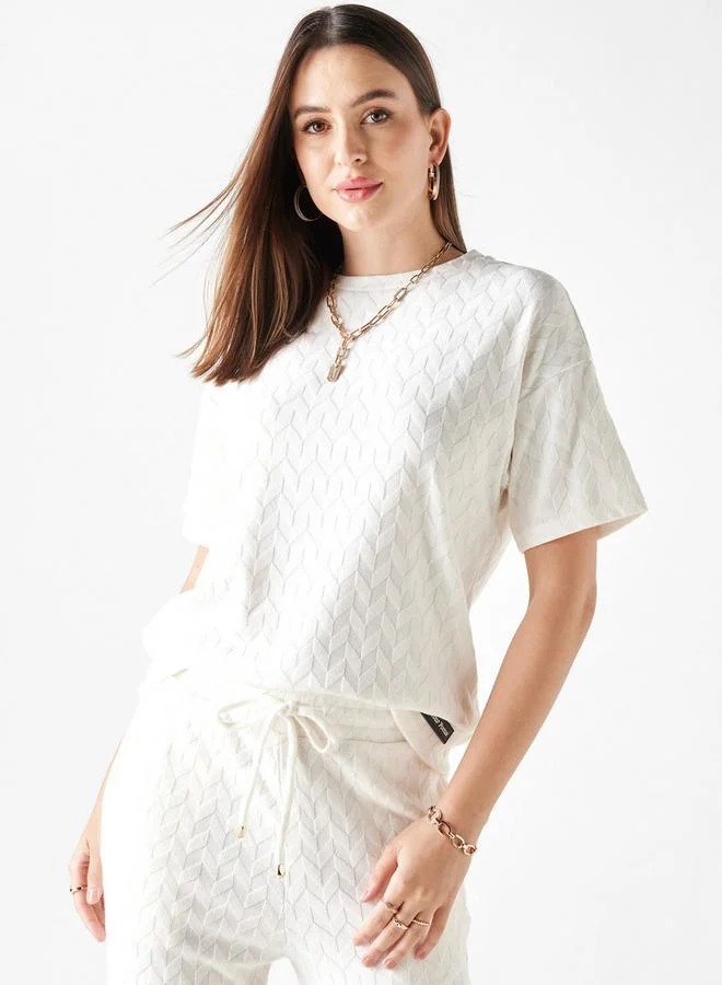 تواكستريمز تيشيرت بارز الملمس بياقة ضيقة وأكمام قصيرة من تو إكستريمز