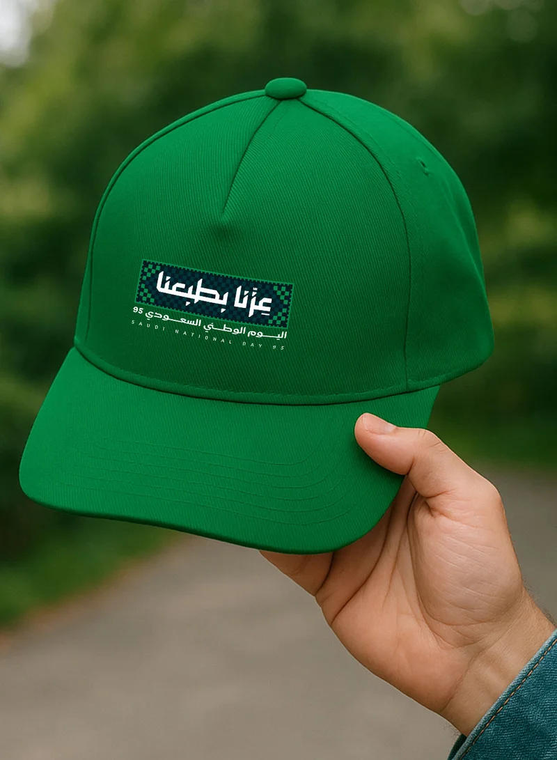 لوحة كاب مصنوع من القطن لمناسبة اليوم الوطني السعودي بتصميم عزنا بطبعنا