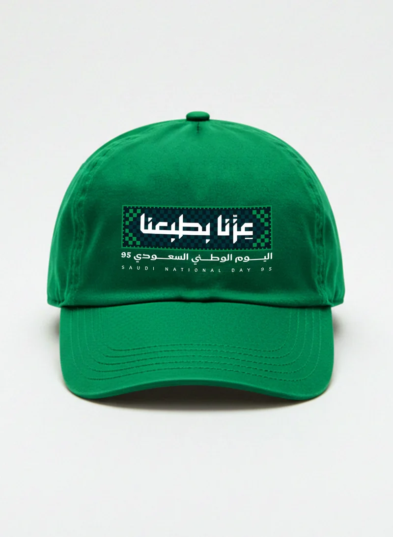 لوحة كاب مصنوع من القطن لمناسبة اليوم الوطني السعودي بتصميم عزنا بطبعنا