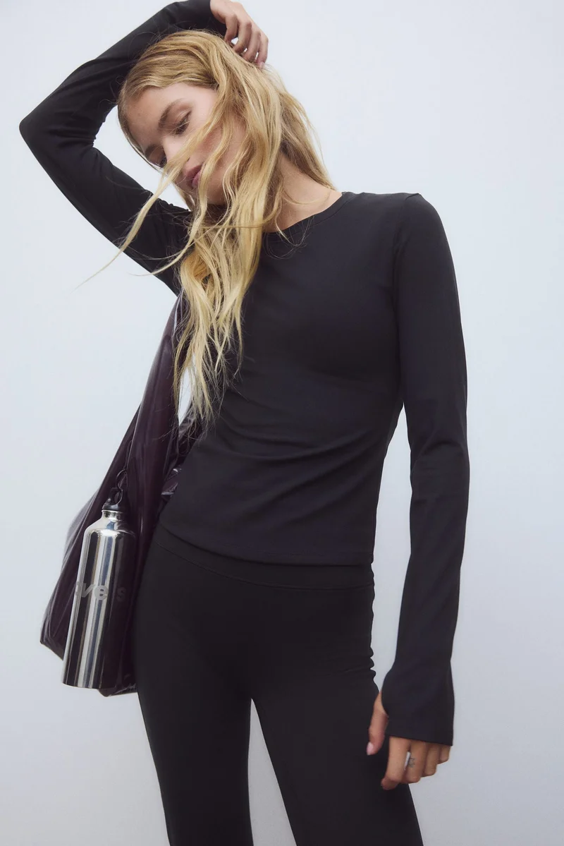 اتش اند ام بلوزة رياضية من نسيج سوفت موف