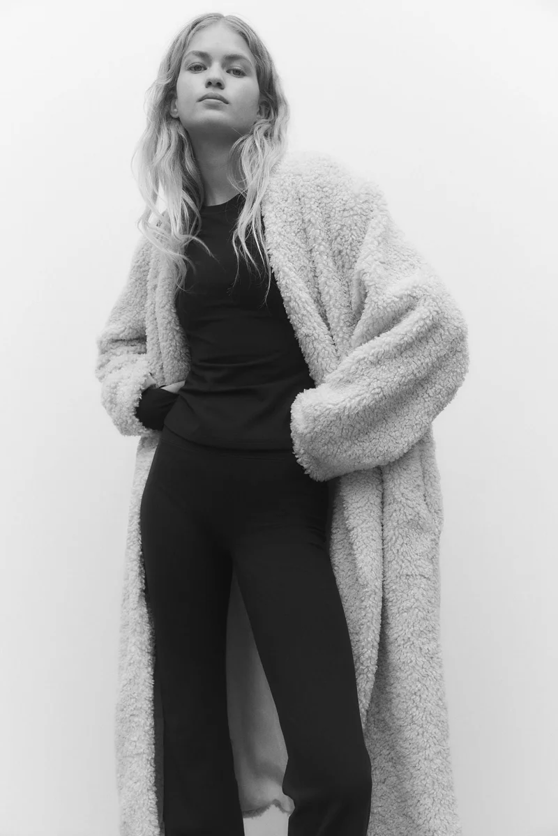 اتش اند ام بلوزة رياضية من نسيج سوفت موف