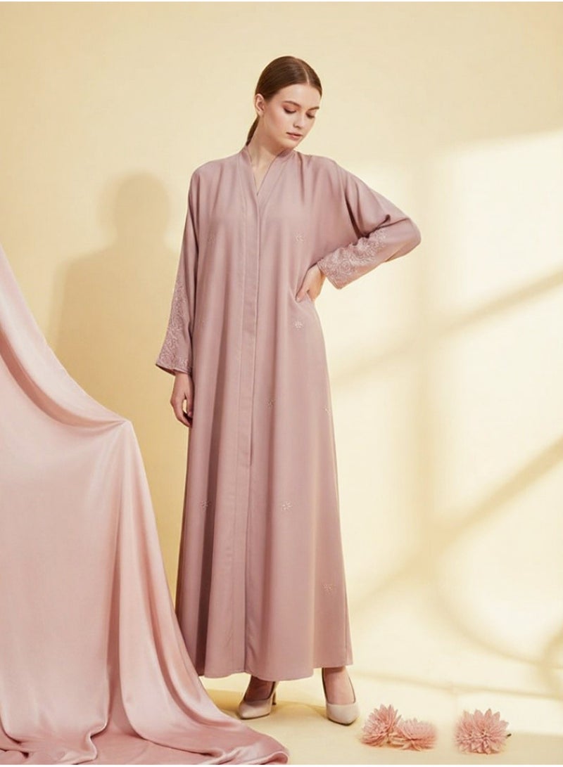 عباية نسائية أنيقة من قماش النيدا باللون الوردي الباهت، مفتوحة من الأمام، مطرزة بأسلوب أنيق مع حجاب متناسق، عباية وردية فاخرة مع تطريز رقيق ووشاح، فستان عربي تقليدي محتشم - Image 1