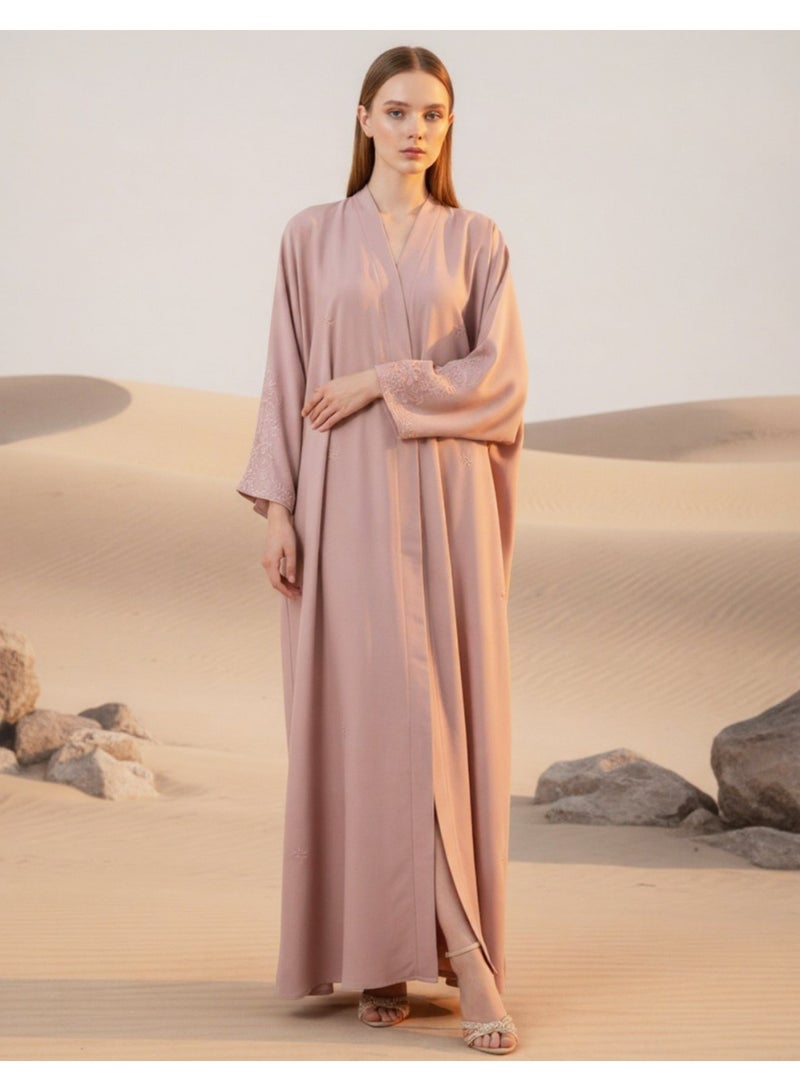 عباية نسائية أنيقة من قماش النيدا باللون الوردي الباهت، مفتوحة من الأمام، مطرزة بأسلوب أنيق مع حجاب متناسق، عباية وردية فاخرة مع تطريز رقيق ووشاح، فستان عربي تقليدي محتشم - Image 2