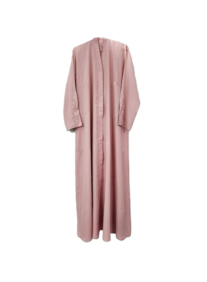 عباية نسائية أنيقة من قماش النيدا باللون الوردي الباهت، مفتوحة من الأمام، مطرزة بأسلوب أنيق مع حجاب متناسق، عباية وردية فاخرة مع تطريز رقيق ووشاح، فستان عربي تقليدي محتشم - Image 3