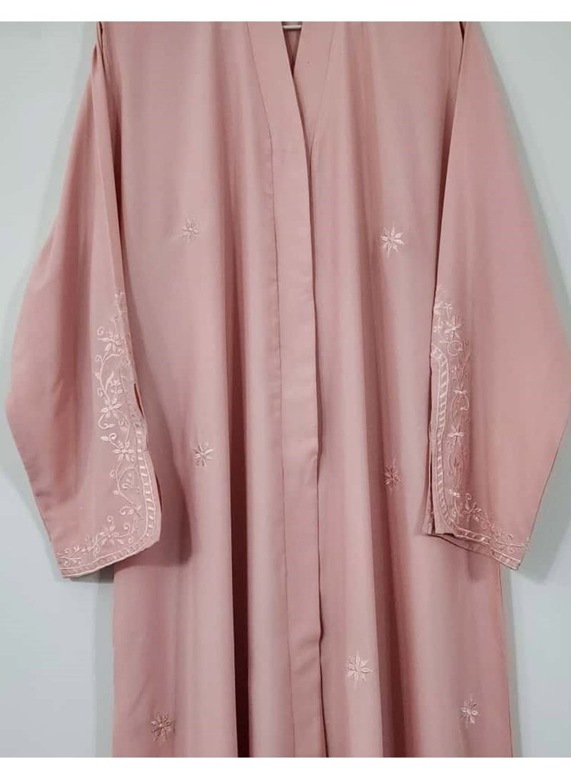عباية نسائية أنيقة من قماش النيدا باللون الوردي الباهت، مفتوحة من الأمام، مطرزة بأسلوب أنيق مع حجاب متناسق، عباية وردية فاخرة مع تطريز رقيق ووشاح، فستان عربي تقليدي محتشم - Image 4