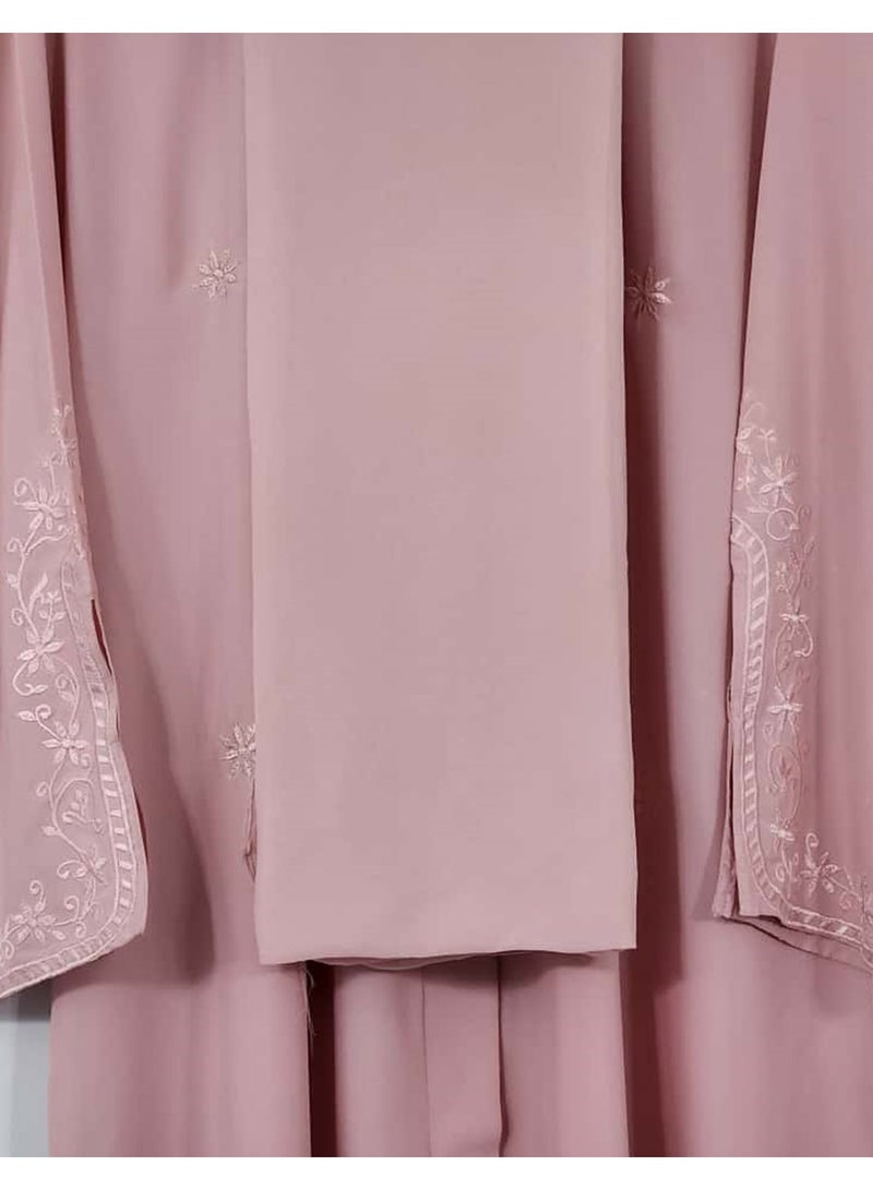 عباية نسائية أنيقة من قماش النيدا باللون الوردي الباهت، مفتوحة من الأمام، مطرزة بأسلوب أنيق مع حجاب متناسق، عباية وردية فاخرة مع تطريز رقيق ووشاح، فستان عربي تقليدي محتشم - Image 5