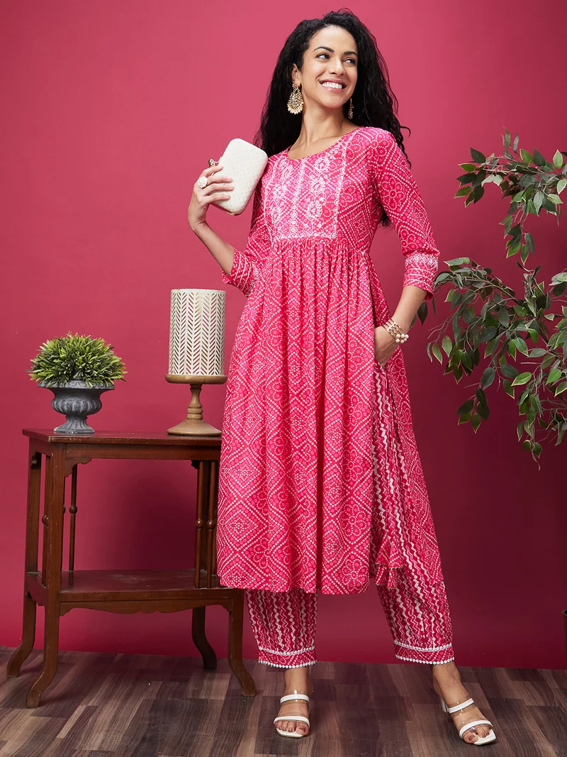 جلو باص قميص قطني نقي مطبوع بنقشة بانداني للنساء بفتحة جانبية عالية وتطريز خيطي مع بنطلون