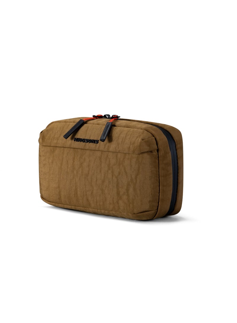 كينغسونز حقيبة صغيرة Kingsons – لون بني 🎒، خامة نايلون 420D مغسول مقاوم للماء 💧، حجرة رئيسية 🧩، 5 جيوب إضافية للإكسسوارات اليومية والإلكترونية 🔌، تصميم عملي مريح ✨ مثالية للسفر والعمل والدراسة 🎓💼 - Image 4