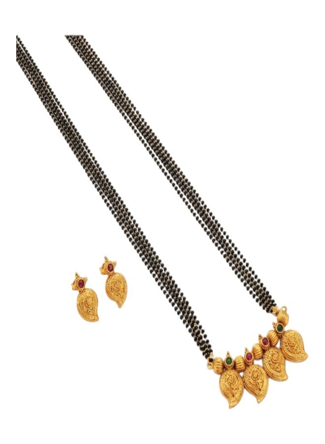 مانجالسوترا هندية تقليدية من AAIKU | قلادة بتصميم مانجو مطلية بالذهب بلمسة نهائية غير لامعة مع سلسلة من الخرز الأسود | مجوهرات زفاف عرقية للنساء | مناسبة لحفلات الزفاف والمناسبات | مانجالسوترا أنيقة للنساء (36 بوصة - 4 خطوط) - Image 1