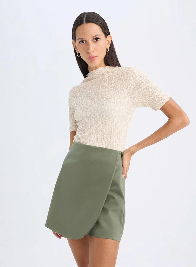 ديفاكتو تيشيرت قصير بأكمام قصيرة وياقة نصف عالية مجعدة بقصة ضيقة