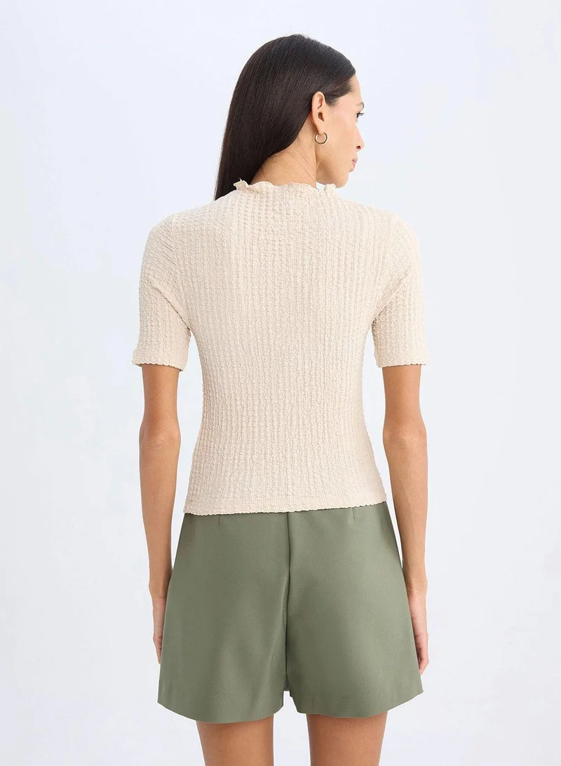 ديفاكتو تيشيرت قصير بأكمام قصيرة وياقة نصف عالية مجعدة بقصة ضيقة