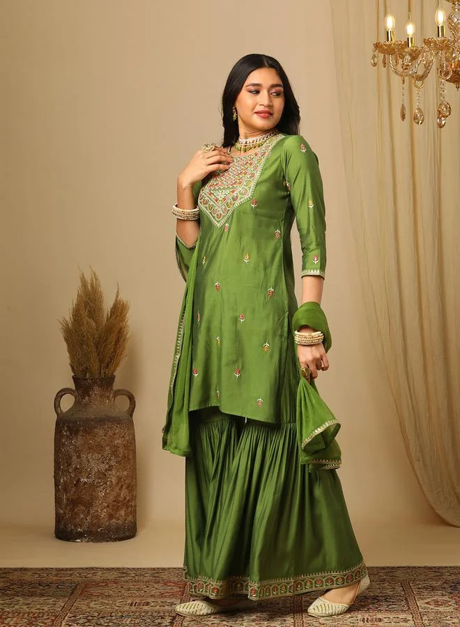 جلو باص مجموعة من دوباتا بتفاصيل دانتيل وكورتا مُطرّزة بزهور