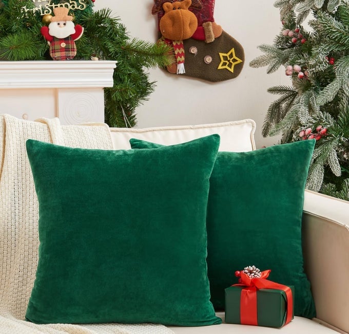PACK OF 2 CHRISTMAS GREEN PILLOW COVERS 20X20 INCH DECORATIVE THROW PILLOW COVER VELVET EMERALD PILLOWCASES FOR COUCH SOFA BED HOME BOHO DECOR MODERN SOFT CUSHION COVERS