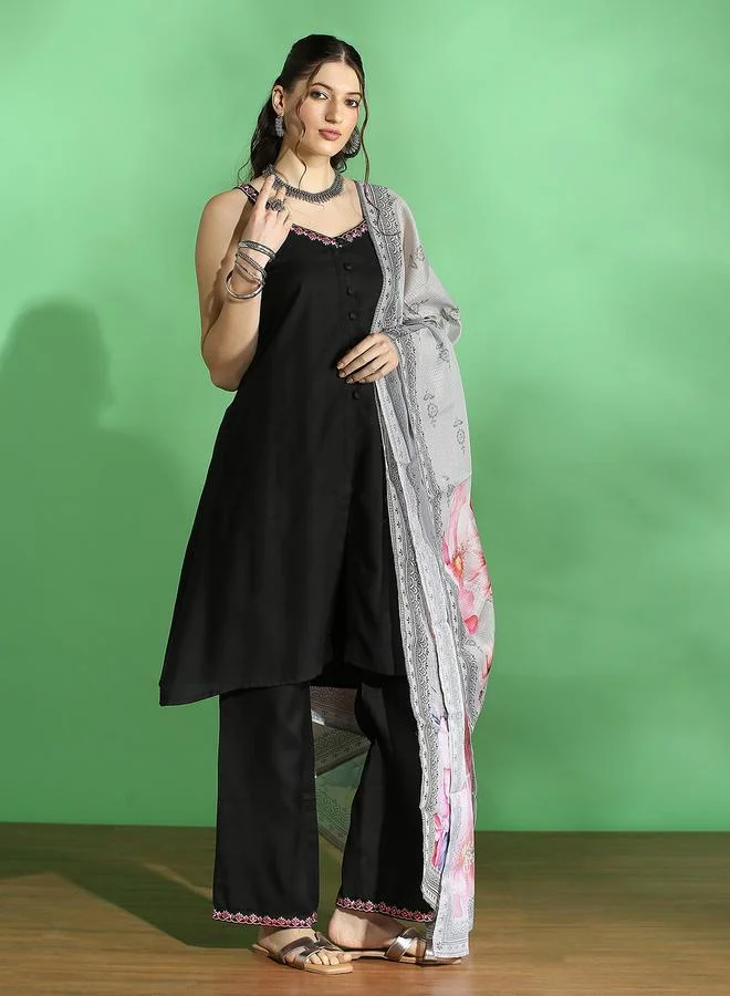 جلو باص طقم كورتا مطرزة بفتحة أمامية مع بنطال وشيلة بطبعة زهور