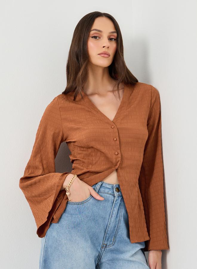 ستايلي قميص بأكمام واسعة وأزرار وياقة على شكل حرف  بلون بني من ستايلي - Image 1