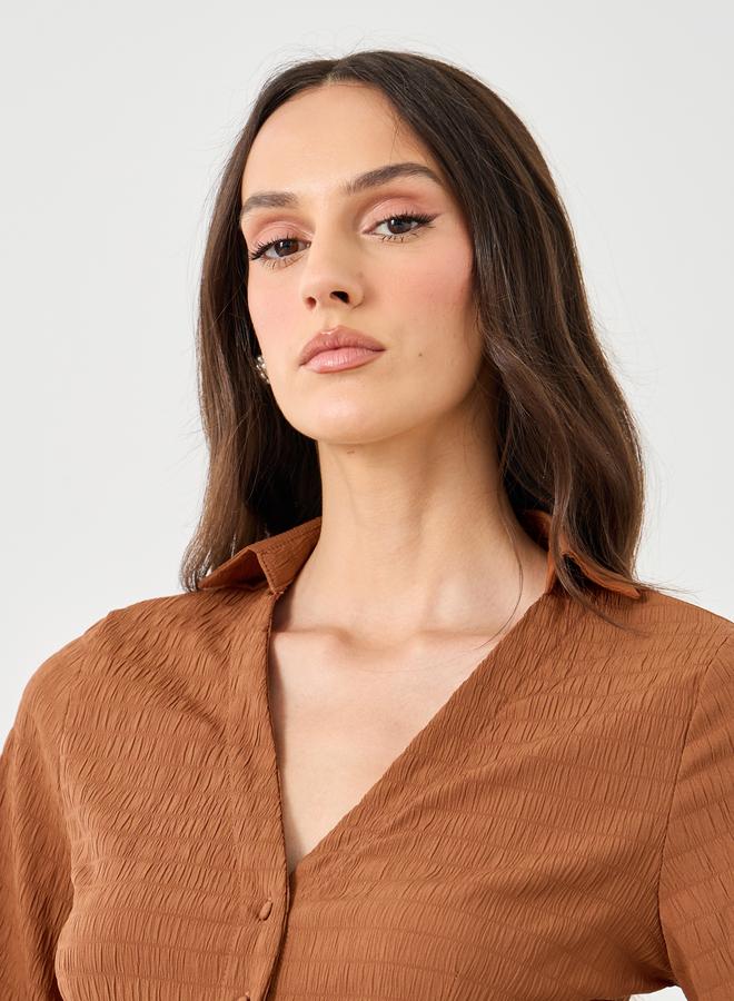 ستايلي قميص بأكمام واسعة وأزرار وياقة على شكل حرف  بلون بني من ستايلي - Image 3