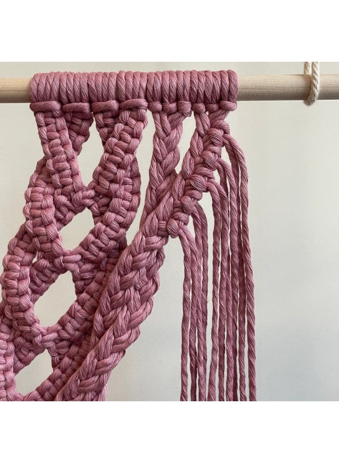 انتيكيانو قطعة فنية مصنوعة يدويًا من خيوط قطنية عالية الجودة، تتميز بتصميم بوهيمي راقٍ وعُقد متقنة تضيف لمسة من الدفء والأناقة لأي جدار. مثالية لتزيين غرف المعيشة أو النوم، وتضفي أجواءً طبيعية وهادئة على المساحة. - Image 3