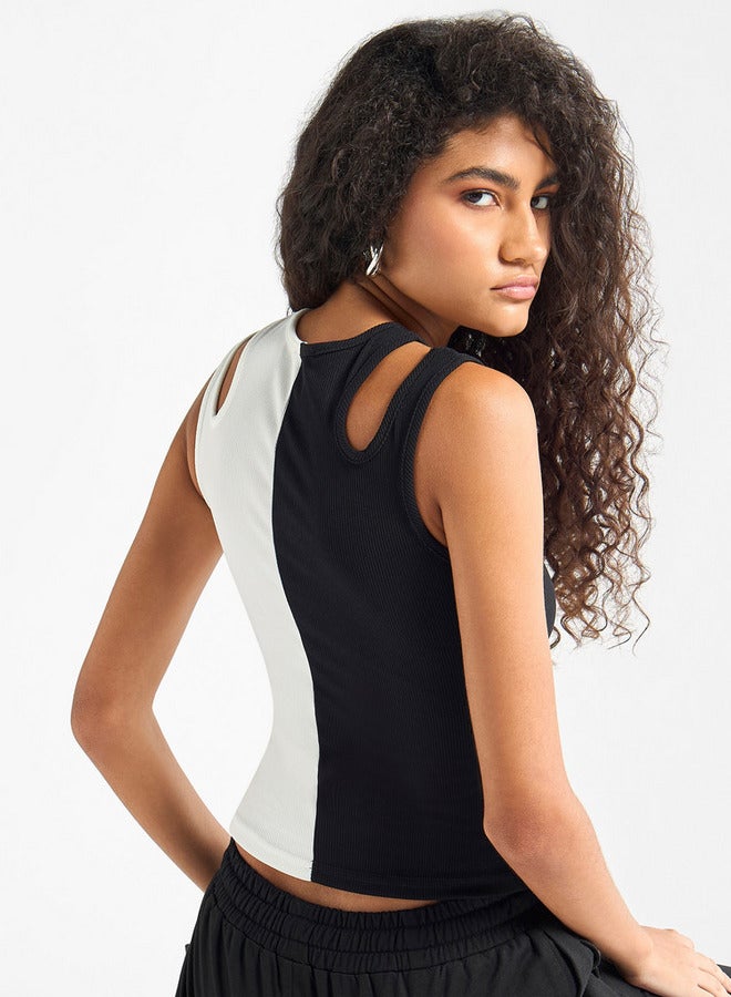 سبلاش فيڤ بلوزة بدون أكمام مضلعة بياقة مستديرة وتفاصيل مفرغة - Image 3