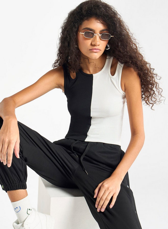 سبلاش فيڤ بلوزة بدون أكمام مضلعة بياقة مستديرة وتفاصيل مفرغة - Image 1