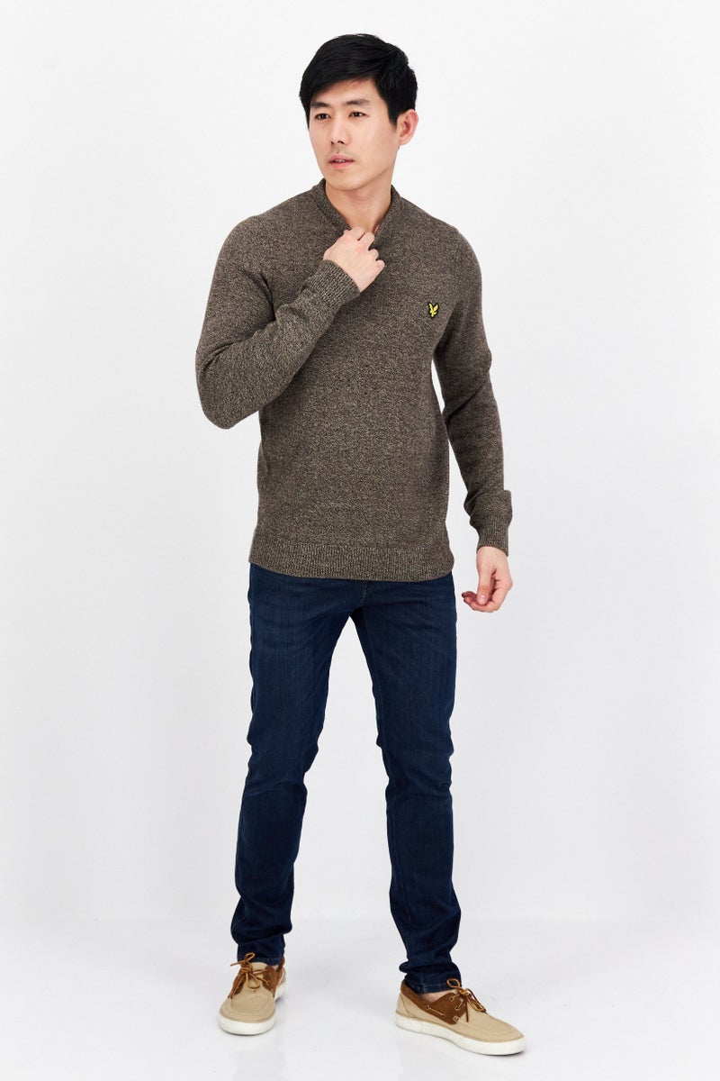 Lyle & Scott سويت شيرت رجالي بأكمام طويلة وياقة عالية مع شعار مطرز، دخاني كاكي - Image 4