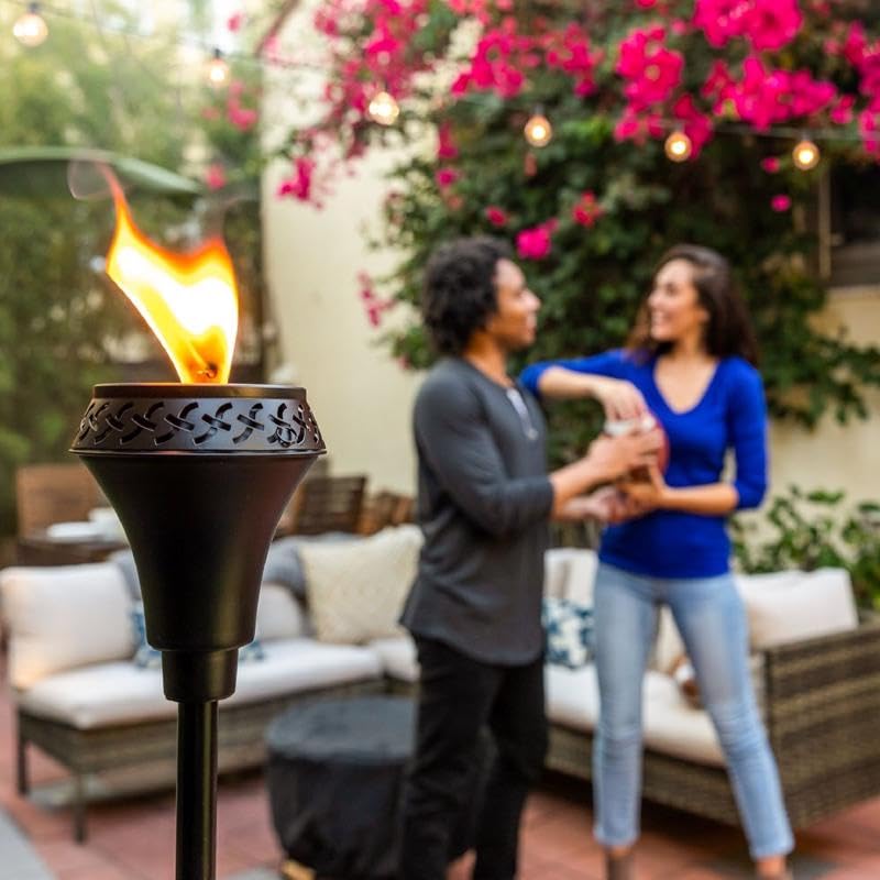 TiKi مشعل تيكي آيلاند كينغ 65" معدني خارجي – مقاوم للعوامل الجوية، مشعل تيكي زخرفي مع فتيلة طويلة الأمد، غطاء ووعاء واسع سهل الصب للباحة، الفناء والحديقة - Image 4