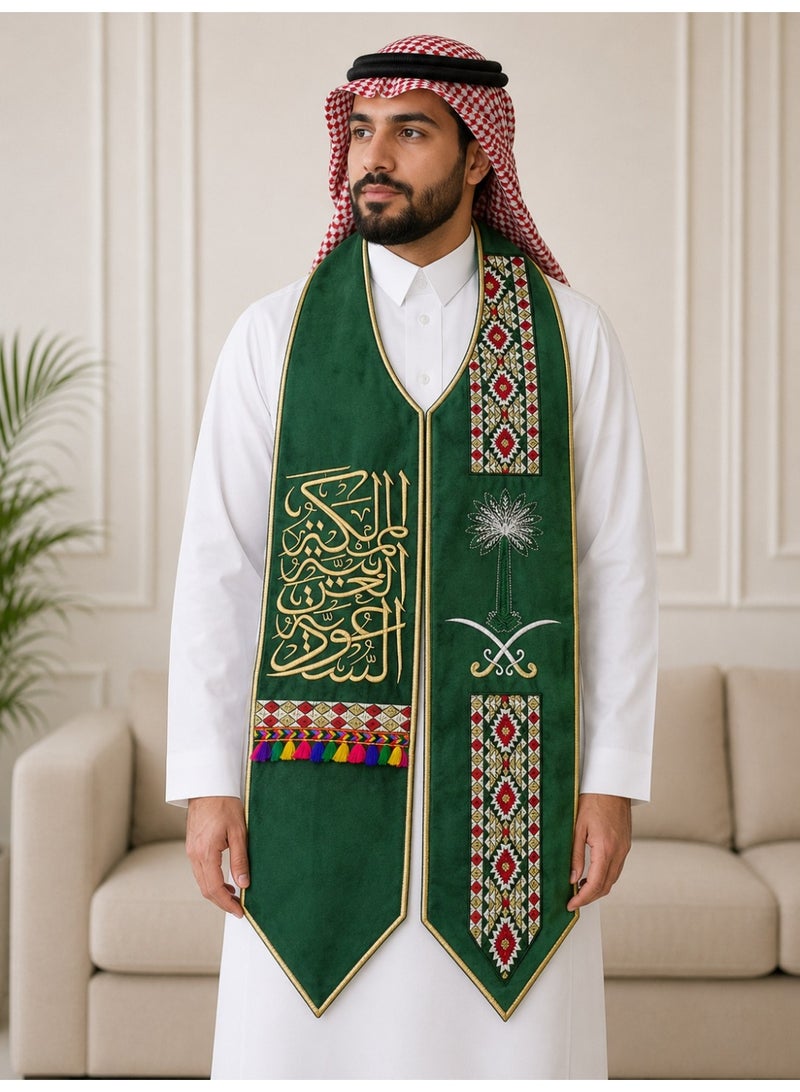 وشاح اليوم الوطني السعودي تراثي فاخر – تصميم جديد مع شعار المملكة وزخارف السدو – أخضر مطرز - Image 1