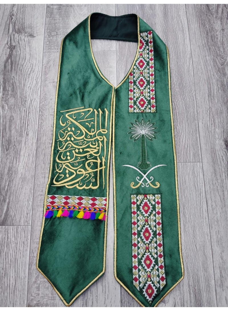 وشاح اليوم الوطني السعودي تراثي فاخر – تصميم جديد مع شعار المملكة وزخارف السدو – أخضر مطرز - Image 2