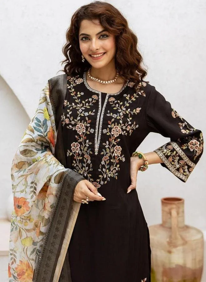 آي شين طقم كورتا وبنطال مع شال بلون أسود مزين بالتطريز