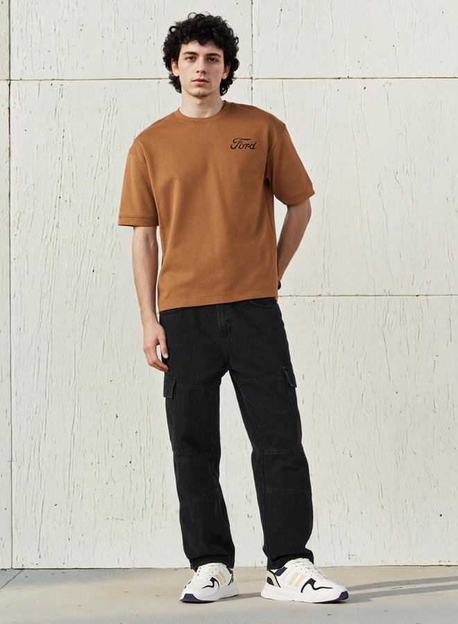 اس بي كاركترز تيشيرت رجالي بطباعة فورد موستانج بياقة دائرية وأكمام قصيرة بقصة مريحة - Image 2