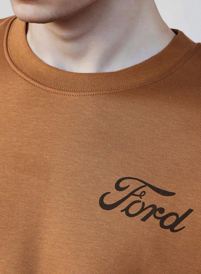 اس بي كاركترز تيشيرت رجالي بطباعة فورد موستانج بياقة دائرية وأكمام قصيرة بقصة مريحة - Image 3