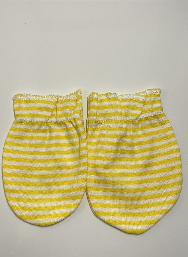 Pair of children's gloves to protect the hands of children with prints - Image 1