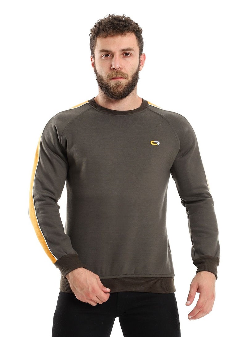 سيزار سويت شيرت رجالي بتصميمات خطية علي الكتف - Image 1