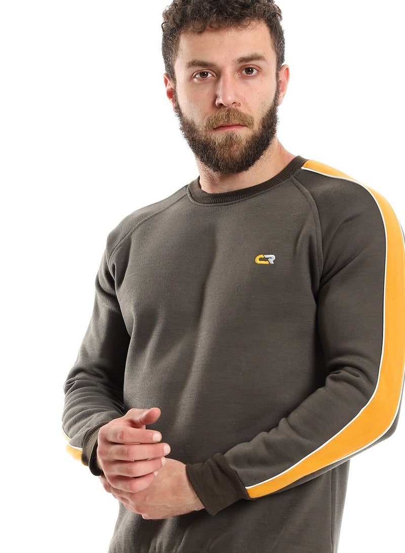 سيزار سويت شيرت رجالي بتصميمات خطية علي الكتف - Image 3