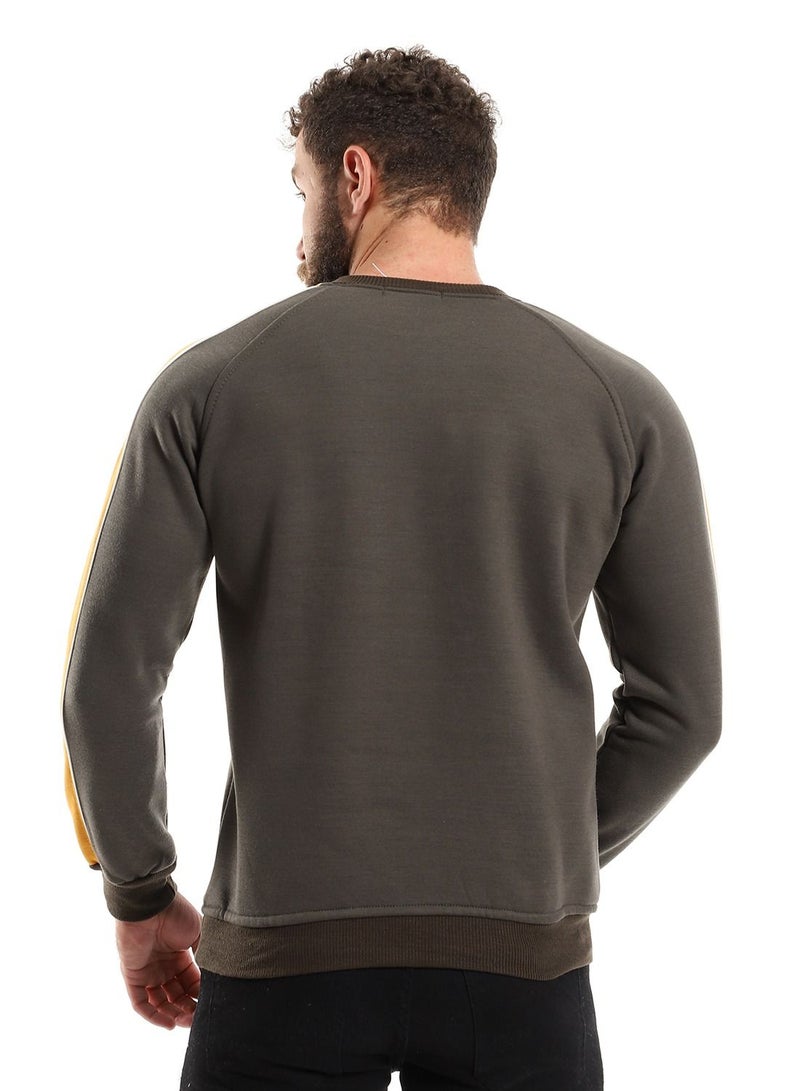 سيزار سويت شيرت رجالي بتصميمات خطية علي الكتف - Image 4