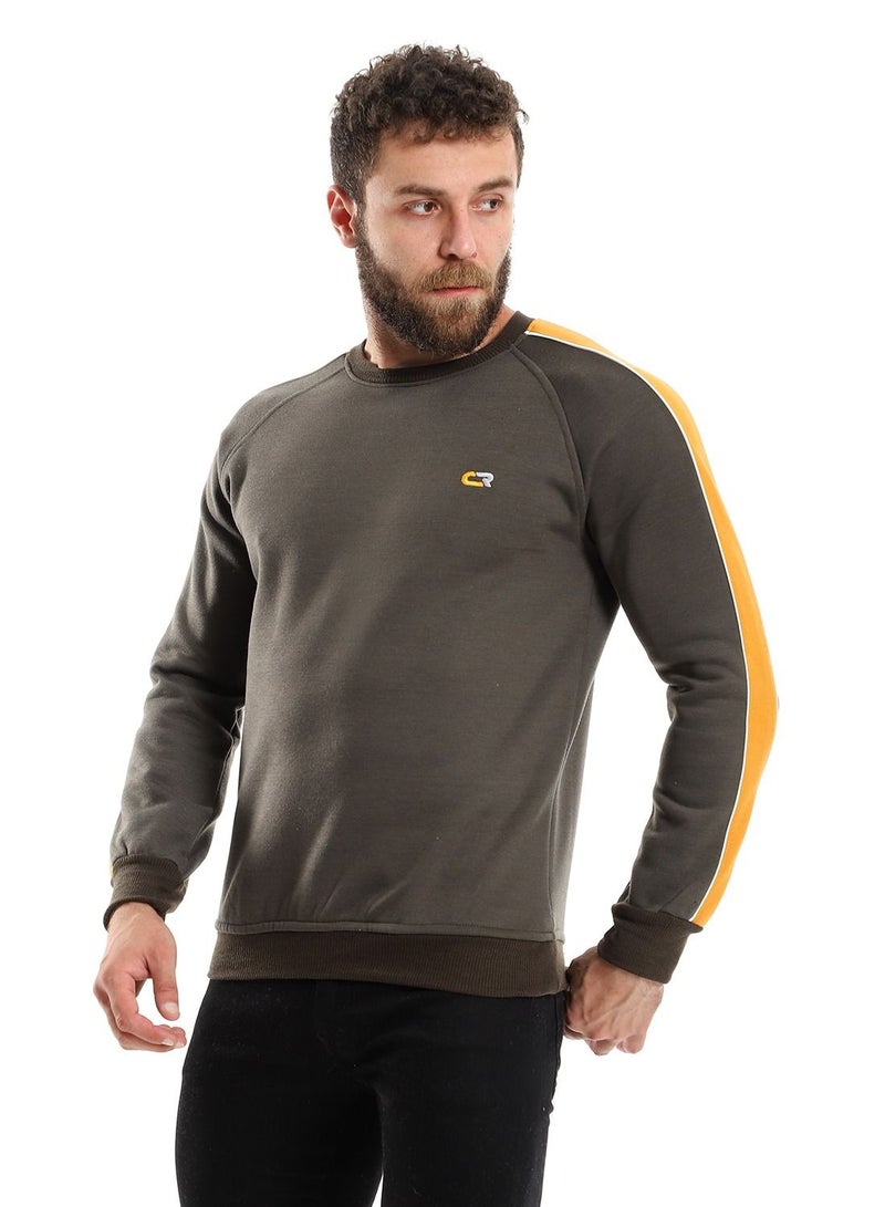 سيزار سويت شيرت رجالي بتصميمات خطية علي الكتف - Image 2