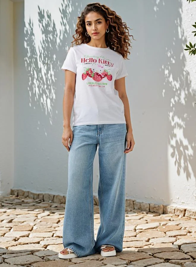 اس بي كاركترز تيشيرت بياقة دائرية بطبعة هالو كيتي