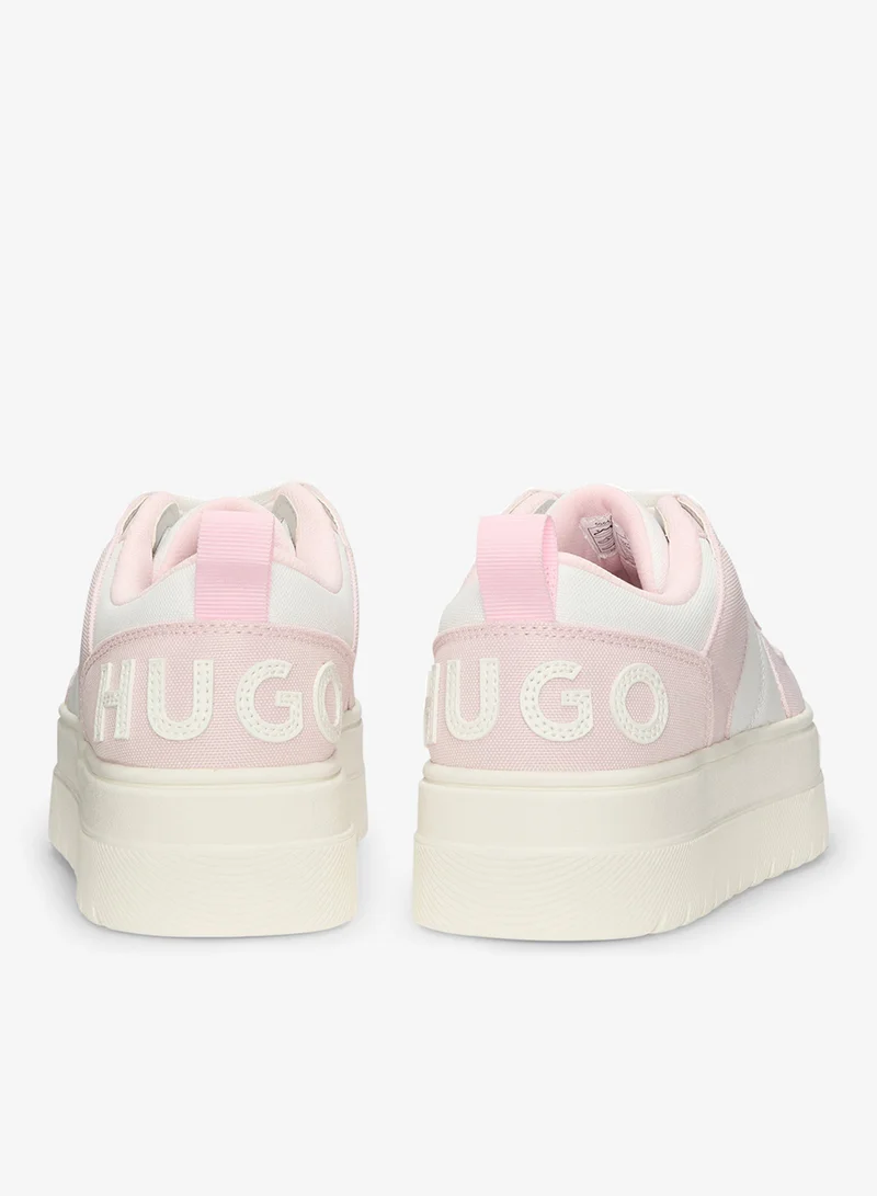 هوجو سنيكرز منصة بتصميم كتل الألوان وشعار مميز