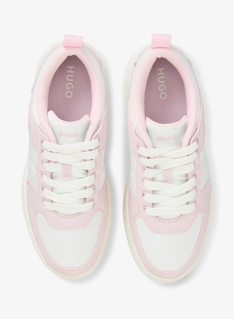 هوجو سنيكرز منصة بتصميم كتل الألوان وشعار مميز