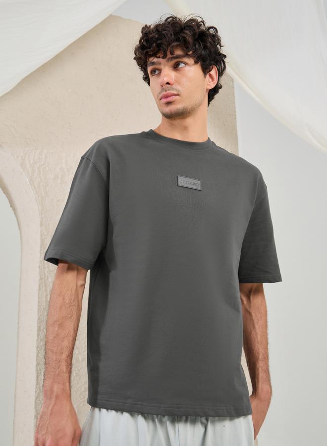 ستايلي تيشيرت تيري كبير الحجم بتفاصيل شعار سيليكون - Image 1